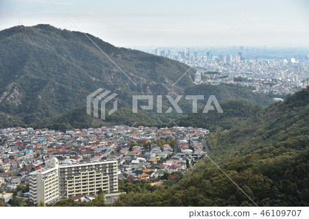 從神戶市神戶區的高雄山的神戶地區的視圖 46109707