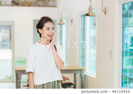 一位年輕女士（在自然房間裡） 46110410