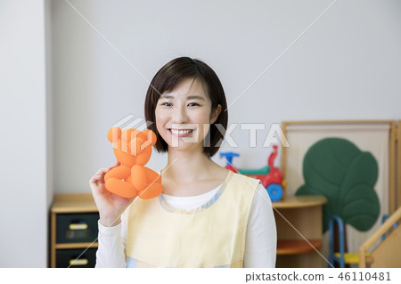 Hojo先生拿著氣球藝術熊獲得了托兒所老師的認證 Hojo先生拿著氣球藝術熊獲得了托兒所老師的認證 46110481