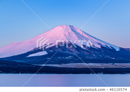 Snow Fuji Lake from Lake Yamanaka 46110574