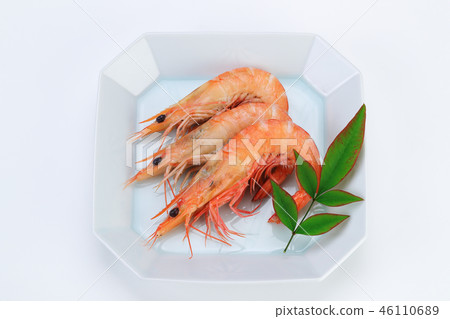 在板材的煮沸的鹽味的蝦 在板材的煮沸的鹽味的蝦 46110689