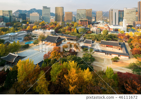 Deoksugung Palace and Seoul city in autumn. 46111672
