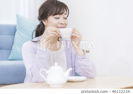 Female influenza prevention that drinks tea 46112234