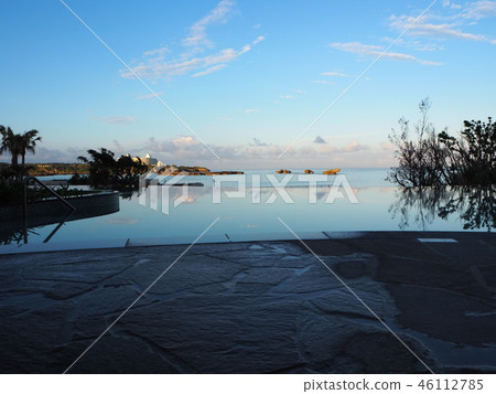 Infinity pool connected to the sea Infinity pool connected to the sea 46112785
