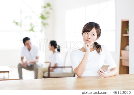 家庭智能手機媽媽女人生活 46113060