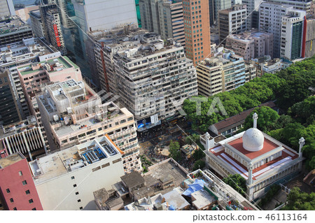 Chinese-style building and mosque tower in Kowloon 46113164