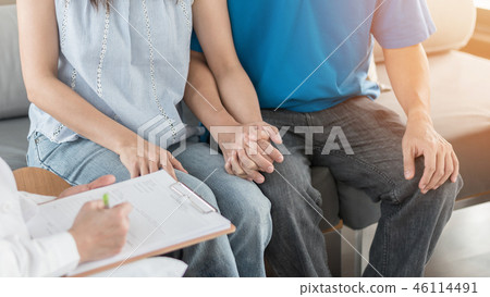 Patient couple consulting doctor or psychologist 46114491
