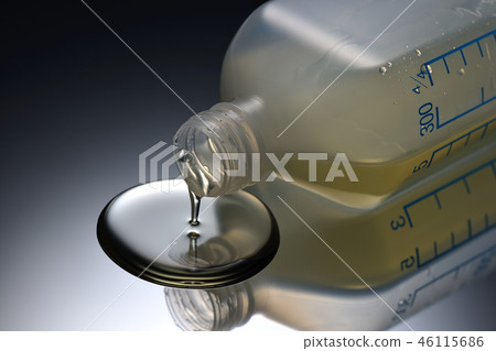 瓶子翻倒然後掉下來 46115686