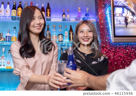 女孩酒吧小吃站休息室鑄造圖像 女孩酒吧小吃站休息室鑄造圖像 46115936