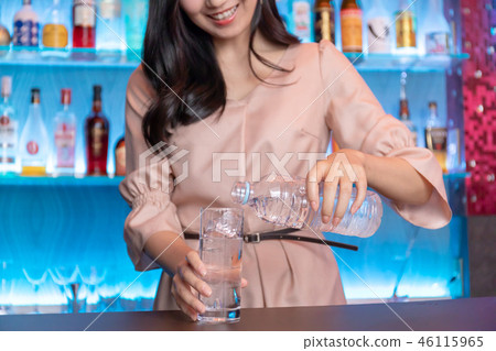 女孩酒吧小吃站休息室鑄造圖像 女孩酒吧小吃站休息室鑄造圖像 46115965