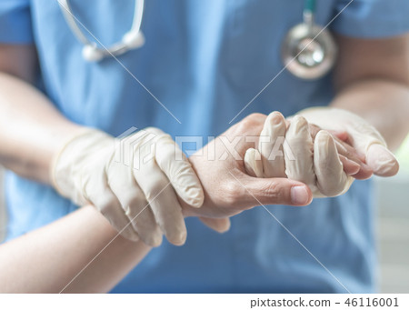 Surgeon or anesthetist holding patient hand  46116001