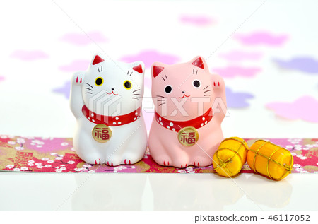 Pink lucky beckoning cat with good luck and white lucky beckoning cat 46117052