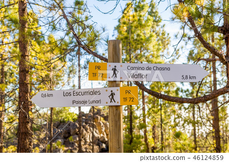 Paisaje Lunar and Vilaflor hiking route sign Paisaje Lunar and Vilaflor hiking route sign 46124859