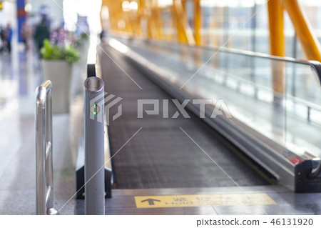 Airport businessman business trip 46131920