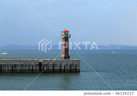 Takamatsu Harbor's red lighthouse 46134157