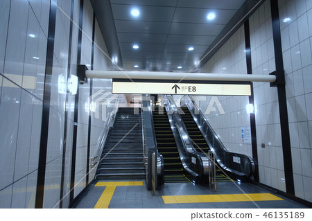Subway exit 46135189
