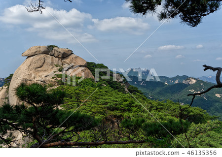 在北漢山國家公園（Bukhansan National Park），爬上岩石峭壁，這是最難攀登的地方，沒有攀登設備。 46135356