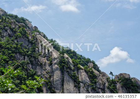 In Bukhansan National Park, climb up the rocky cliff, which is the toughest place to climb without climbing equipment. In Bukhansan National Park, climb up the rocky cliff, which is the toughest place to climb without climbing equipment. 46135357