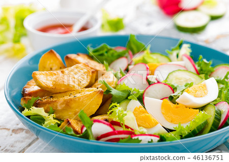 Baked potato, boiled egg and fresh vegetable salad 46136751