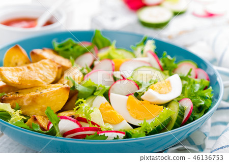 Baked potato, boiled egg and fresh vegetable salad 46136753