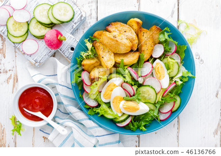 Baked potato, boiled egg and fresh vegetable salad Baked potato, boiled egg and fresh vegetable salad 46136766
