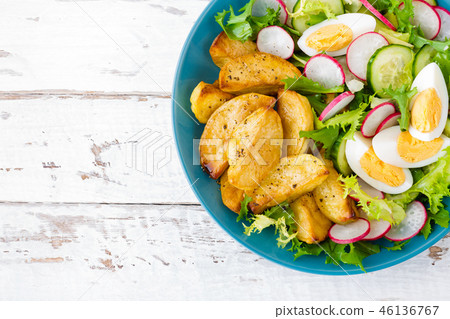 Baked potato, boiled egg and fresh vegetable salad Baked potato, boiled egg and fresh vegetable salad 46136767