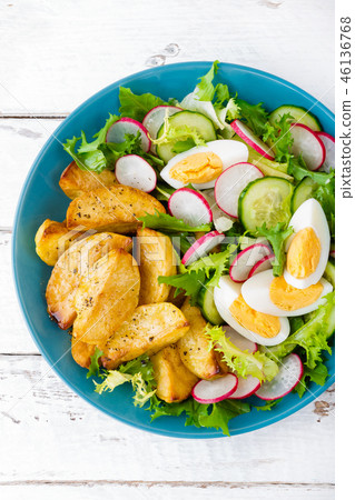 Baked potato, boiled egg and fresh vegetable salad Baked potato, boiled egg and fresh vegetable salad 46136768