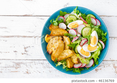 Baked potato, boiled egg and fresh vegetable salad Baked potato, boiled egg and fresh vegetable salad 46136769