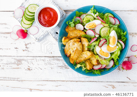 Baked potato, boiled egg and fresh vegetable salad Baked potato, boiled egg and fresh vegetable salad 46136771