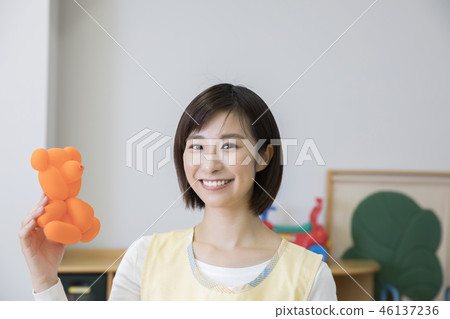 Mr. Hojo holding a balloon art bear gets certified as a nursery teacher Mr. Hojo holding a balloon art bear gets certified as a nursery teacher 46137236
