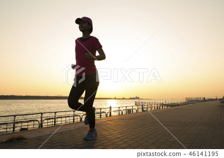 在日落時慢跑 46141195