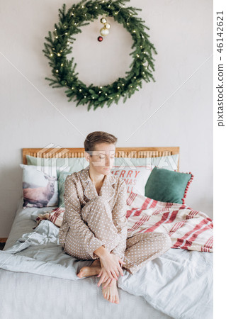 girl  pajamas bedroom bed Christmas wreath 46142621
