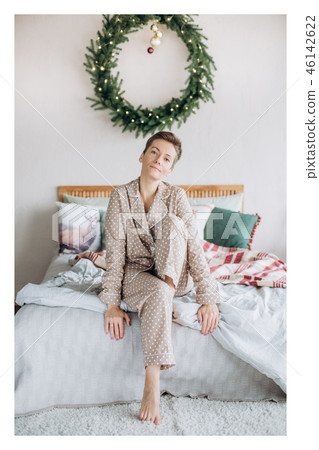 girl  pajamas bedroom bed Christmas wreath 46142622