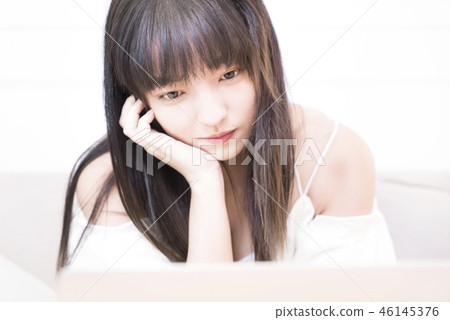 美女悠閒的居家生活 美女悠閒的居家生活 46145376