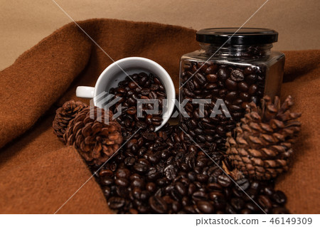 The roasted coffee beans 46149309