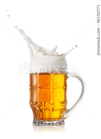 Foam splash in beer mug Foam splash in beer mug 46150771