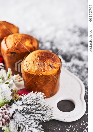 Traditional Christmas Panettone with raisins 46152765