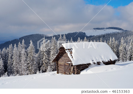 Hut in a mountain valley 46153363