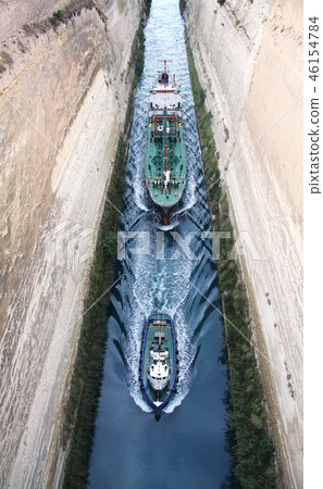 Tug conducting ship through the Corinth canal 46154784