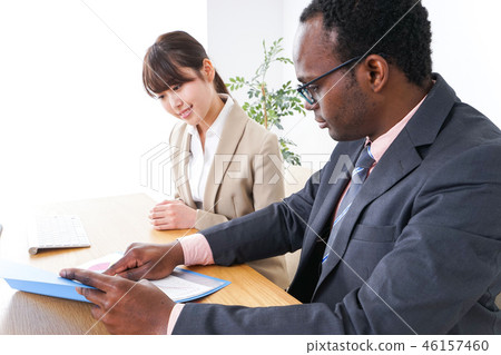 工作的外國人和日本人 46157460