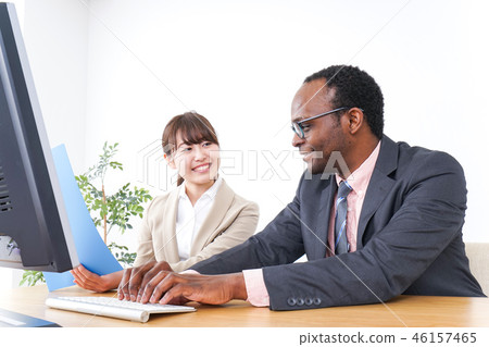 工作的外國人和日本人 46157465