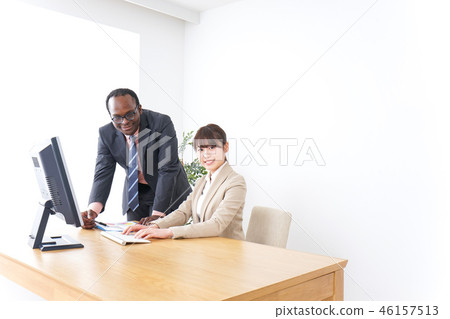 工作的外國人和日本人 46157513