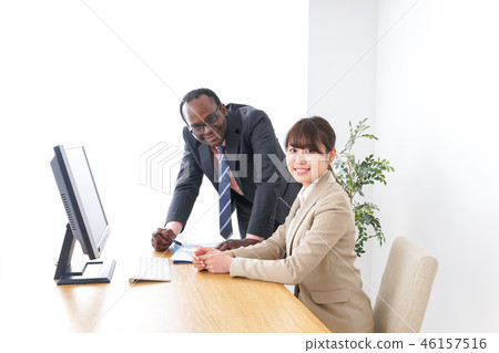 工作的外國人和日本人 46157516