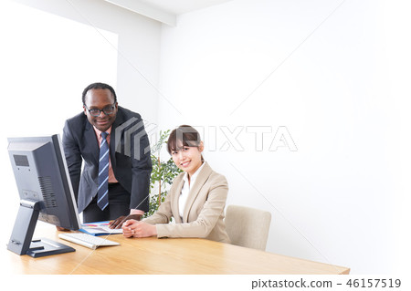 工作的外國人和日本人 46157519