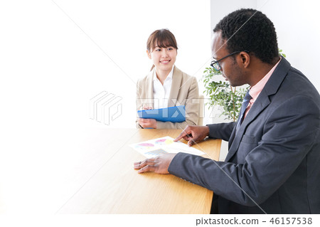 工作的外國人和日本人 46157538