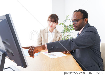 工作的外國人和日本人 46157546