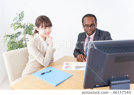 工作的外國人和日本人 46157549