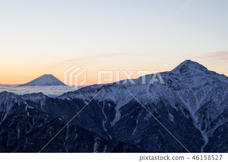 富士山和Kitadake山在晨光中染色 富士山和Kitadake山在晨光中染色 46158527