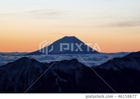 Mt.富士在漂浮在早晨太陽的雲彩海 46158677