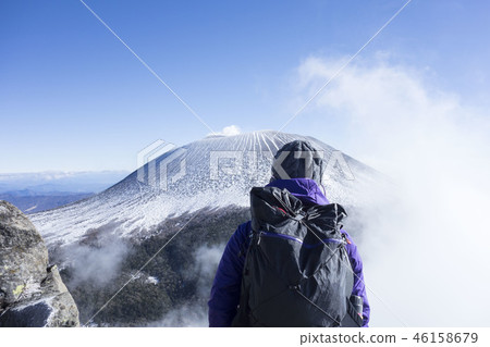 看從淺間山的女性登山人從山。 46158679